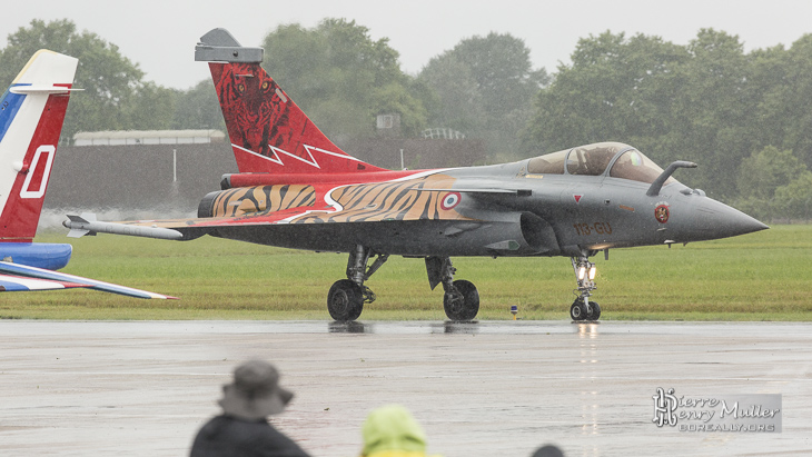 Rafale sous la pluie arrosant les 100 ans du Bourget