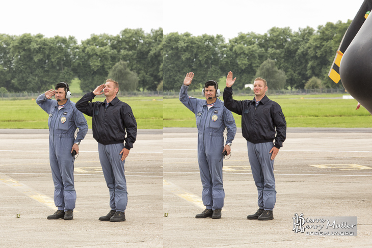 Salut du personnel aux pilotes de la Patrouille de France