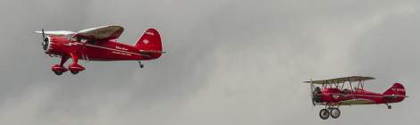 ...Stinson et Travel Air en vol au Bourget...