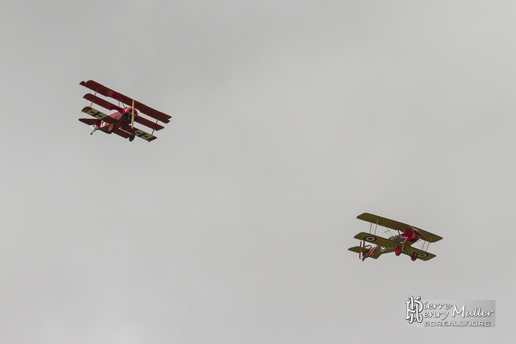 Vol en formation des avions Fokker Triplan et RAF SE5