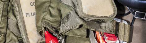...Gilet gonflable automatique militaire &agrave; bord d&rsquo;un Super Frelon 32F...