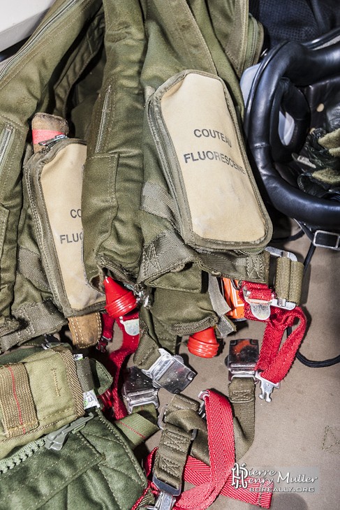 Gilet gonflable automatique militaire à bord d'un Super Frelon 32F