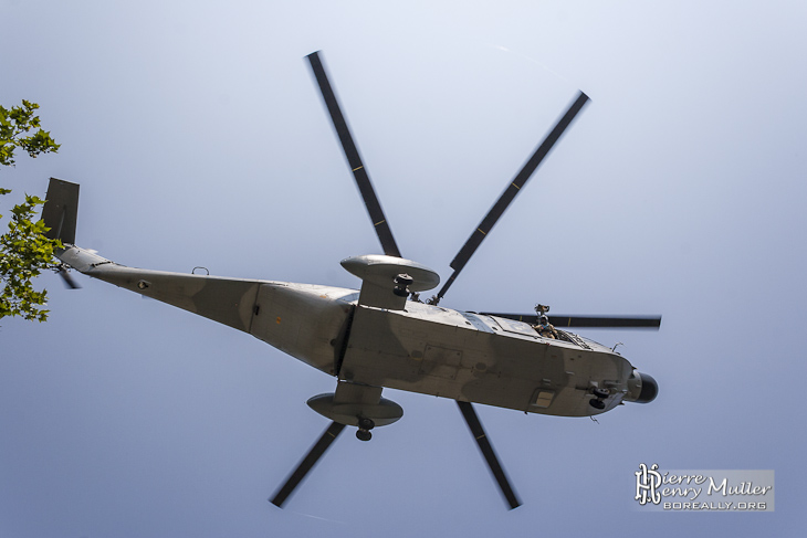 Passage d'un Super Frelon à la verticale pour l'approche à Chambourcy