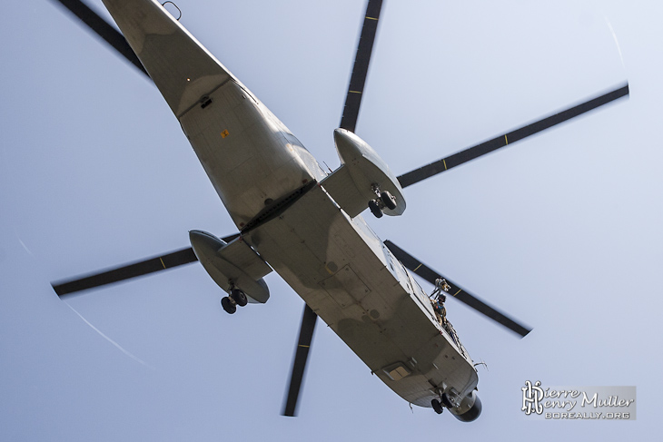 Super Frelon en approche avec le treuilliste guidant la manœuvre