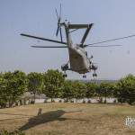 Super Frelon à l'atterrissage à Chambourcy faisant décoller des débris