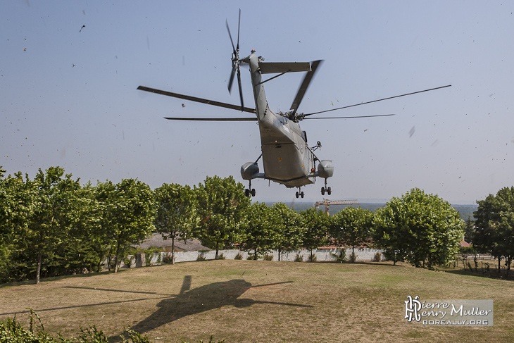 Super Frelon à l'atterrissage à Chambourcy faisant décoller des débris