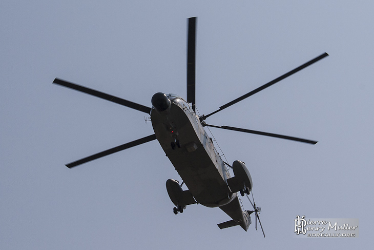 Venue d'un Super Frelon après le défilé du 14 juillet à Chambourcy