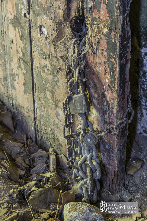 Ancienne chaine et cadenas sur une porte en bois