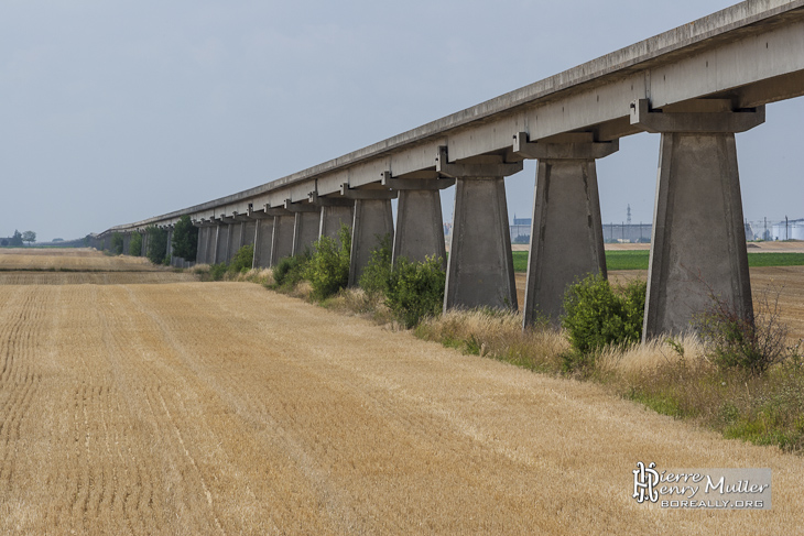 Ligne de l'Aérotrain en direction du Sud au milieu des champs