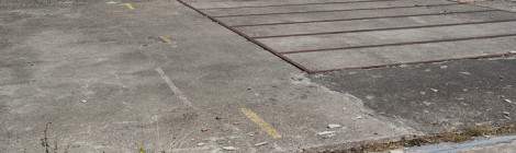 ...Cette plateforme accueillait un hangar où étaient stockés et bricolés les aérotrains venant sur la piste d’essai d’Orléans. Les dalles au sol peuvent s’enlever pour permettre de faire descendre ou monter un aérotrain sur la plateforme....