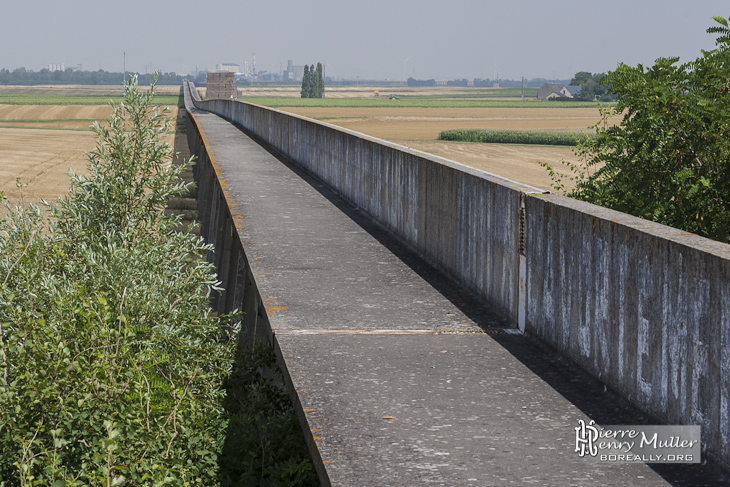 Voie de l'aérotrain en direciton du nord vue depuis la gare de Chevilly