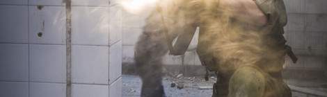 ...Airsofter avec torches et masques &agrave; gaz dans un fumig&egrave;ne....