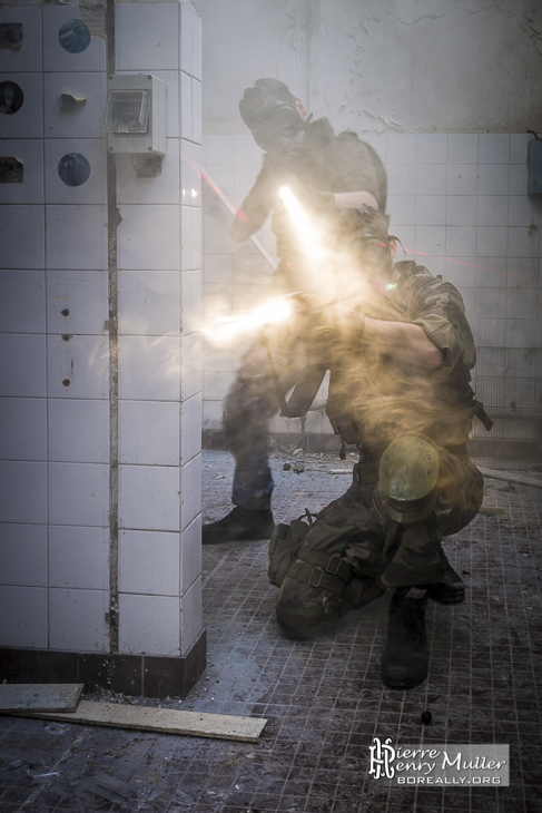 Airsofter avec torches dans un fumigène