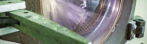 ...Araignée morte et moisie sur la vitre d’une machine à laver le linge....
