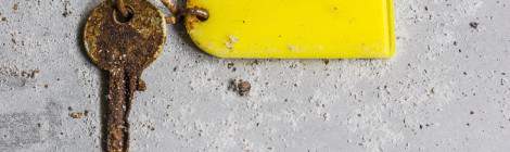 ...Clef rouill&eacute;e et porte &eacute;tiquette jaune....