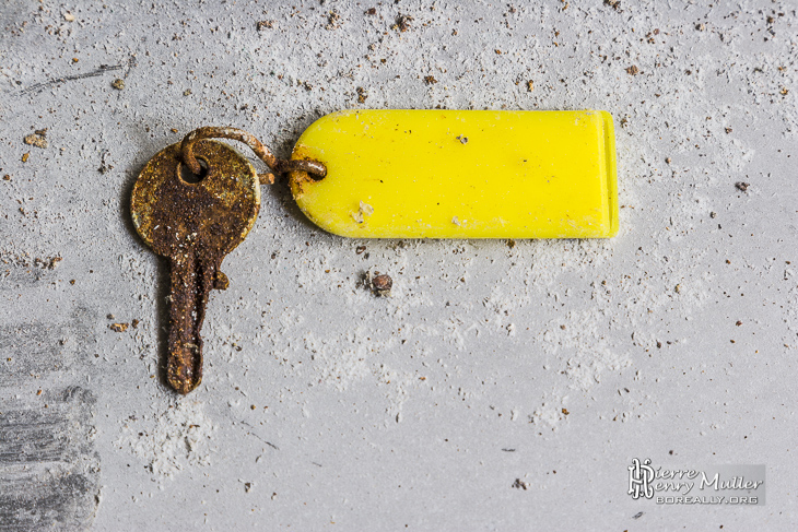 Clef rouillée et porte étiquette jaune