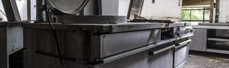 ...Cuisini&egrave;re industrielle abandonn&eacute;e dans les cuisines du centre de l&rsquo;Avenir Social....
