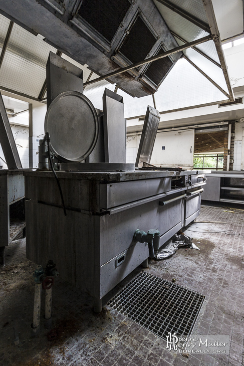 Cuisinière industrielle abandonnée