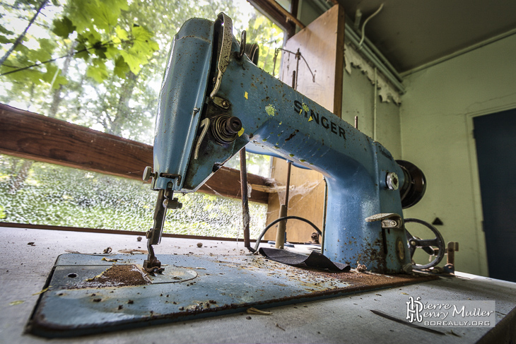 Machine à coudre et sa table de marque Singer