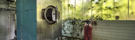 ...Machine industrielle à laver le linge et baie vitrée avec végétation en photo TTHDR....