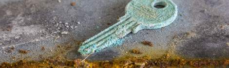 ...Motifs de rouille entre la clef oxyd&eacute;e en vert et la ligne de rouille orang&eacute;e....