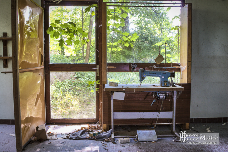 Poste de couture devant la forêt