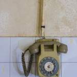 Téléphone à cadran rotatif abandonné
