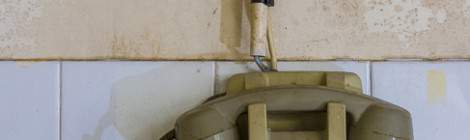 ...Téléphone à cadran rotatif contre un mur de la cuisine....