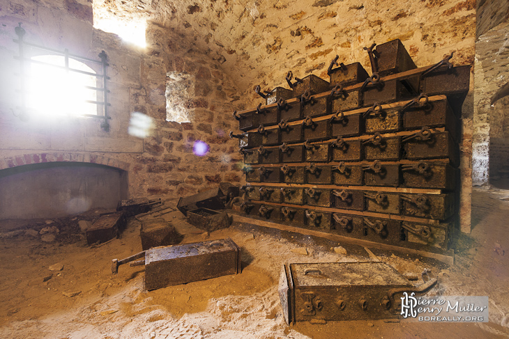 Casiers de rangement à la batterie de la pointe