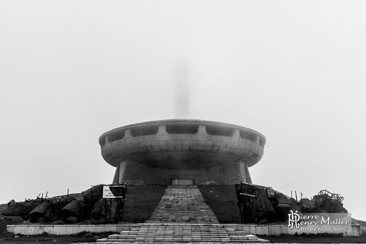 Buzludzha l'ovni communiste dans les nuages