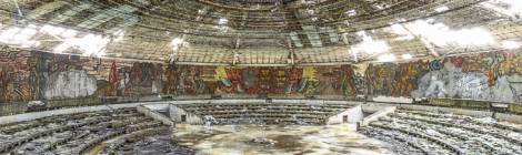 ...Monument de Buzludzha, la maison du partie communiste bulgare et sa salle de conférence entourée d’une frise en mosaïque représentant tous les symboles communistes de la Bulgarie....