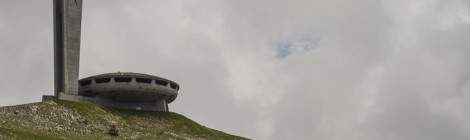 ...Centre de congrès du mont Buzludzha en Bulgarie perché sur la montagne où le partie communiste fût créé....