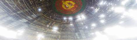 ...La salle de l’auditorium et sa coupole avec les emblèmes communiste de Buzludzha dans la brume et les nuages....