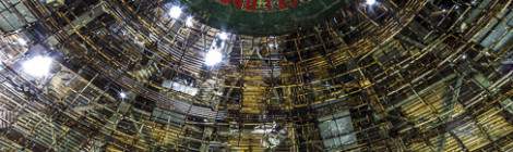 ...Embl&egrave;mes communistes au centre de congr&egrave;s de Buzludzha, les leaders id&eacute;ologiques et la faucille et le marteau....