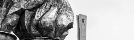 ...Flammes et étoile soviétique du mont Buzludzha en noir et blanc....