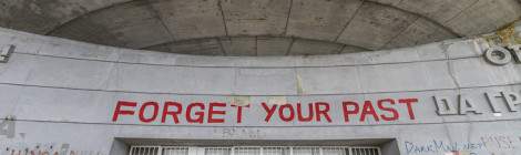 ...Inscription « Forget Your Past » au dessus de l’entrée du centre de conférence du parti communiste bulgare au mont Buzludzha....