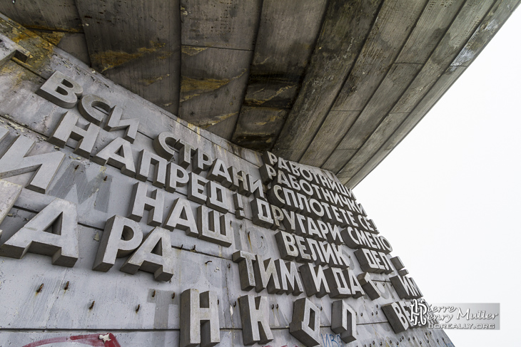 Messages et slogans politiques à Buzludzha