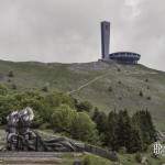 Paysage du mont Sculpture de torches et mains avec le monument Buzludzha en Bulgarie