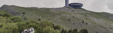 ...Paysage du mont Sculpture de torches et mains avec le monument Buzludzha en Bulgarie....