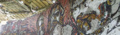 ...Portraits de leaders communistes Karl Marx, Friedrich Engels et Lénine en mosaïques vandalisés dans la salle principale de Buzludzha....