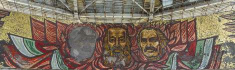 ...Les portraits de Todor Givkov (vandalisé après son limogeage), Karl Marx et Lénine en mosaïque dans la salle de Buzludzha....