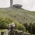 Sculpture de torches et mains avec le monument Buzludzha