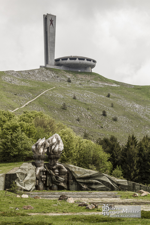 Sculpture de torches et mains avec le monument Buzludzha