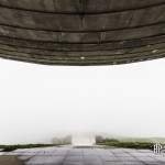 Sous la soucoupe de Buzludzha face à la brume