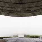 Sous la soucoupe de Buzludzha face à la brume