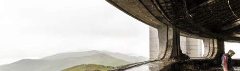 ...Vue sur les balkans depuis le monument Buzludzha avec le ferrailleur me suivant dans ma visite....