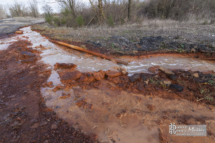 Déversement d'eau polluée sur le site du lavoir à charbon à Blayes-les-Mines