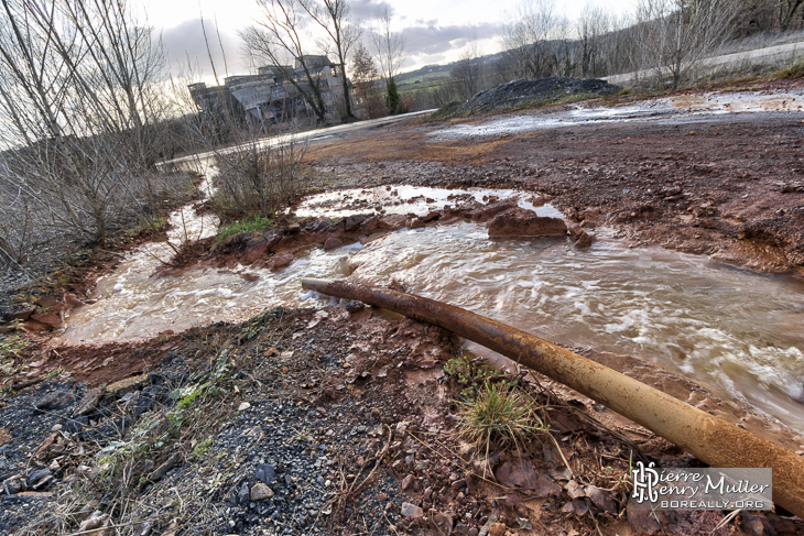 Eau polluée sur le site du lavoir à charbon de Blayes-les-Mines