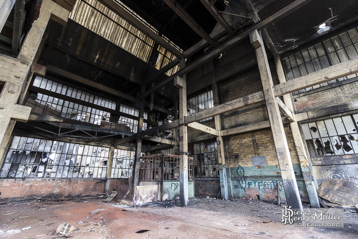 Intérieur des bureaux du lavoir à charbon après l'incendie