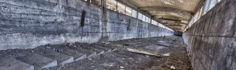 ...Int&eacute;rieur d&rsquo;un des ponts transbordeurs, le minerai de charbon est encore bien pr&eacute;sent et a color&eacute; les murs....